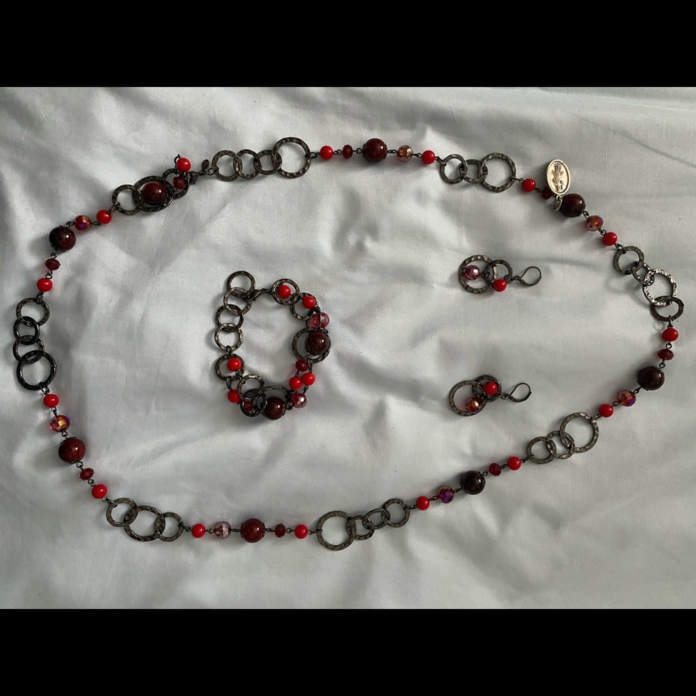 1 jewelry set and a pearls necklace and earrings